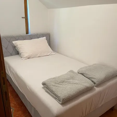 Sa Bazenom Lily * Konjic