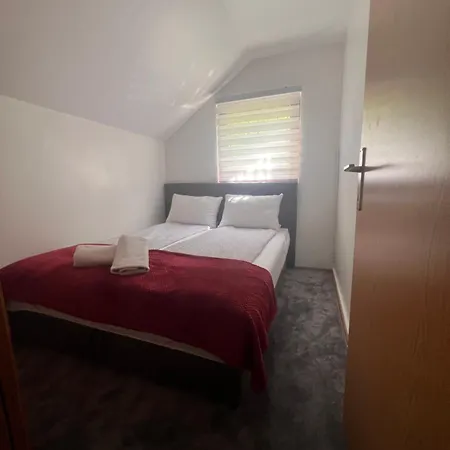 Sa Bazenom Lily Konjic