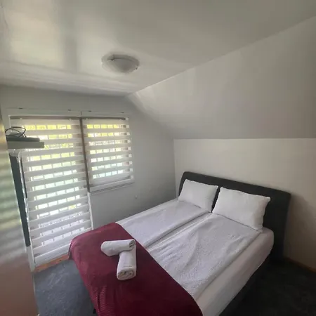 Sa Bazenom Lily Villa