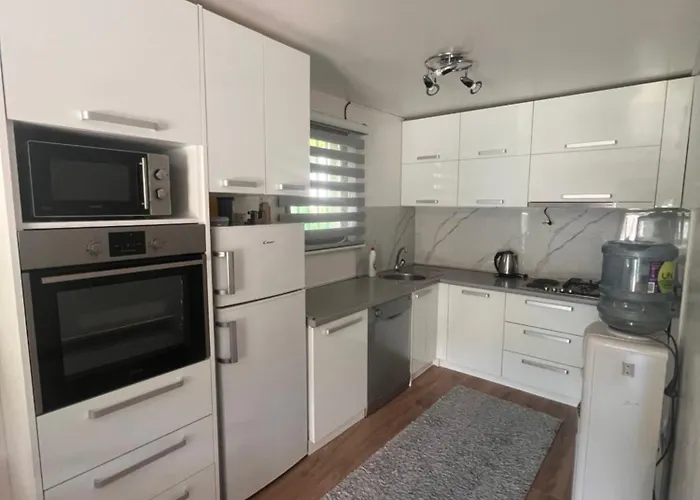 Sa Bazenom Lily Vila *