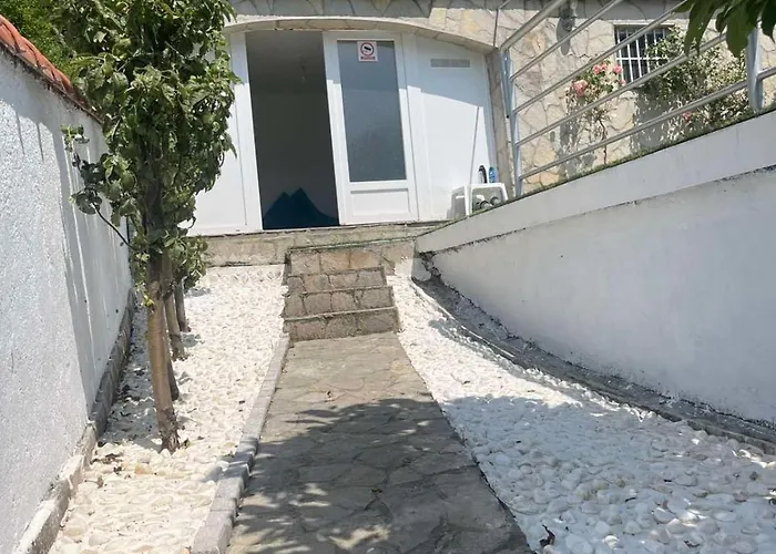 Sa Bazenom Lily Vila