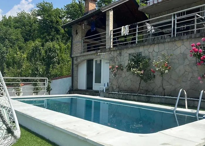 Sa Bazenom Lily Vila *